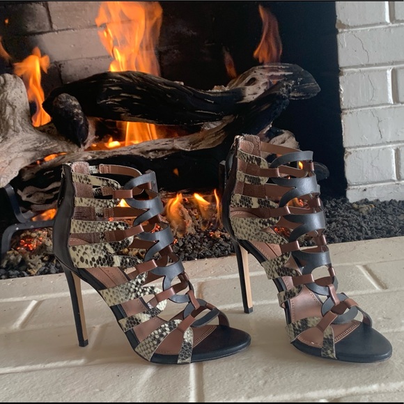 BCBG Shoes - BCBG gorgeous blk/tan/snake shoe